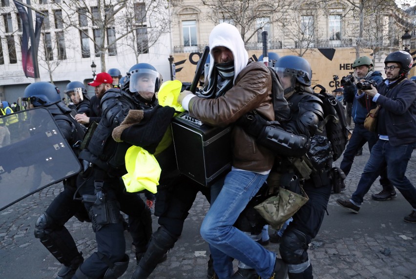 Francja: Zamieszki w Paryżu 8.12 ZDJĘCIA Protesty "żółtych kamizelek". Bilans: 260 rannych, 1700 zatrzymanych. Ile osób protestowało?