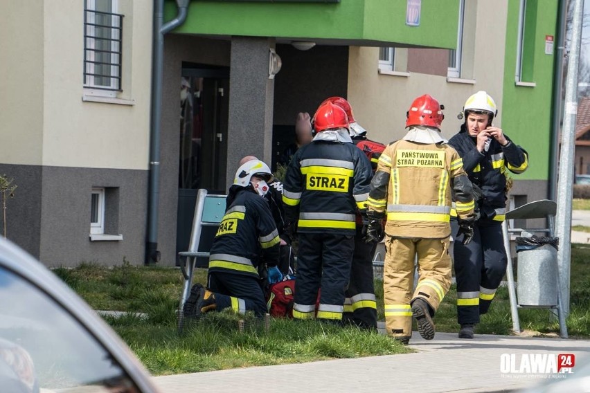 Pożar na osiedlu Sobieskiego w Oławie. Dwie osoby poszkodowane