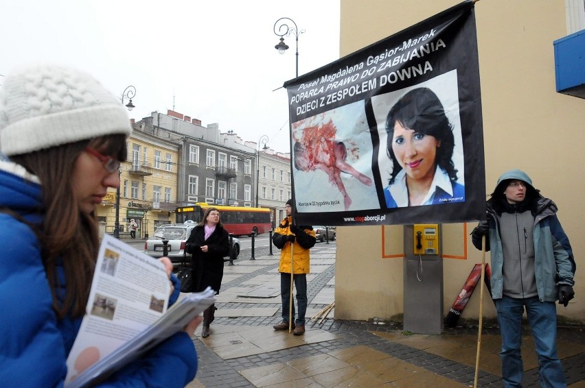 Banery antyaborcyjne pojawiły się pod lubelskimi kościołami