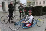 Niepełnosprawny kolarz Krzysztof Jarzębski na rowerze jedzie Stambułu. Pedałuje rękoma (WIDEO, zdjęcia)