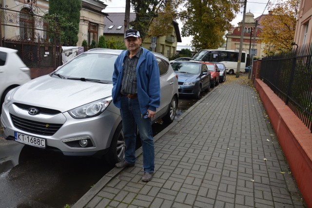 Piotr Sobański na ul. Drużbackiej. - Znalezienie wolnego miejsca w ciągu dnia graniczy tu z cudem. Mieszkańcy powinni mieć tu wyznaczone osobne, bezpłatne parkingi - mówi