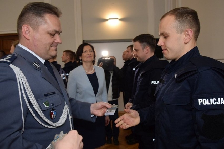 20 nowych podkarpackich policjantów złożyło ślubowanie. Znasz któregoś z nich? (zdjęcia)