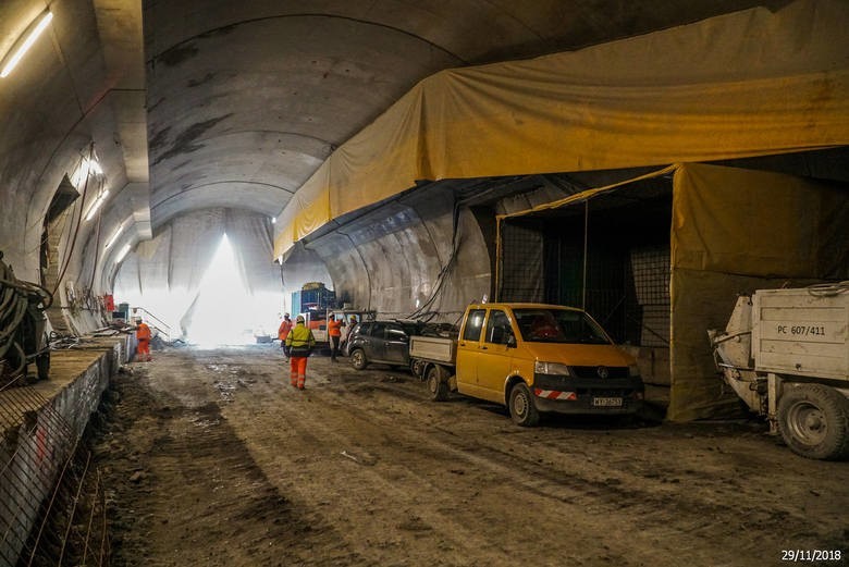 Opóźnienia przy drążeniu tunelu na zakopiance szacowane są na kilka miesięcy. Po kilku tygodniach przerwy wznowiono drążenie tunelu