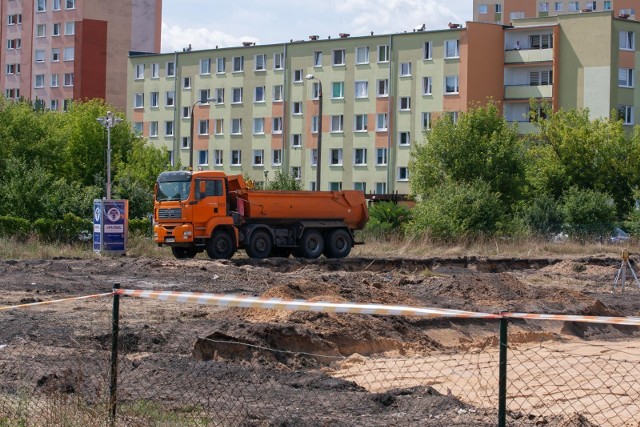 Przy ul. Andersena powstaje nowy dyskont. Niektórzy mieszkańcy się cieszą, inni wskazują na minusy inwestycji.