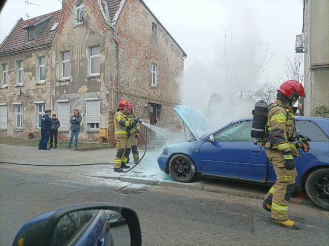 Paliła się komora silnika samochodu osobowego zaparkowanego przy ul. Fordońskiej 444
