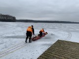 Ćwiczenia praktyczne i teoretyczne z zakresu ratownictwa lodowego augustowskich strażaków i nurków