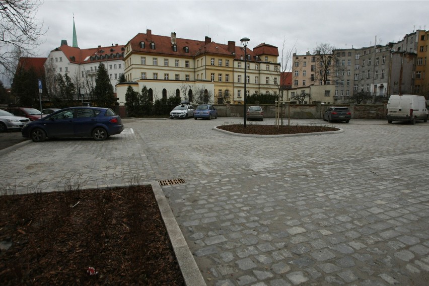 Parking na ul. Mieszka I w pobliżu pl. Bema