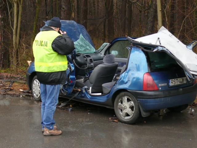 Miejsce zdarzenia i zniszczone auto.