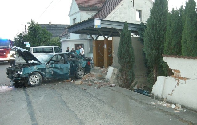 Kierowca osobowego audi nie dostosował prędkości do warunków panujących na drodze. W Gwoździcach uderzył w przystanek PKS&#8211;u i przyległe betonowe ogrodzenie. 