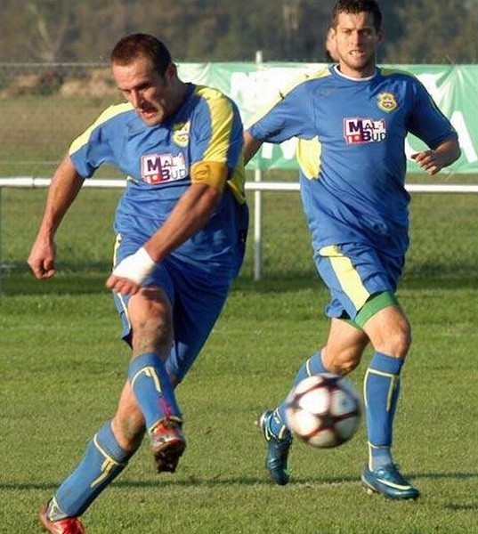 Ireneusz Zarzyka (uderza) ma nadzieję na kolejnego gola w barwach Partyzanta Targowiska.