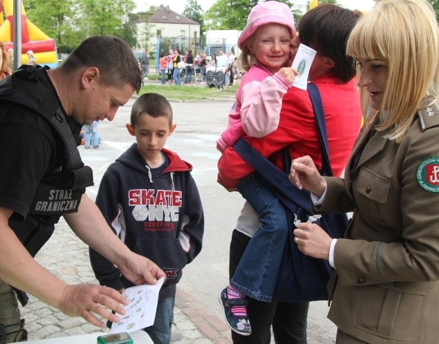 Marta Michta z dziećmi Damianem i Lenką odebrali paszporty. Wręczyła je Renata Kośka z Państwowej Straży Granicznej w Kielcach.