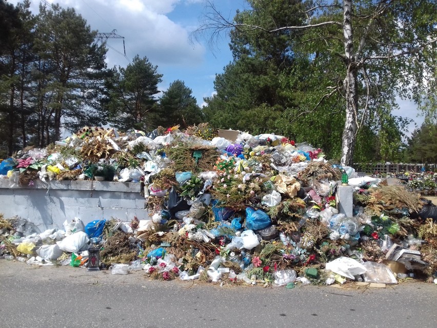 Śmieci na cmentarzu przy ul. Wiślanej w Bydgoszczy