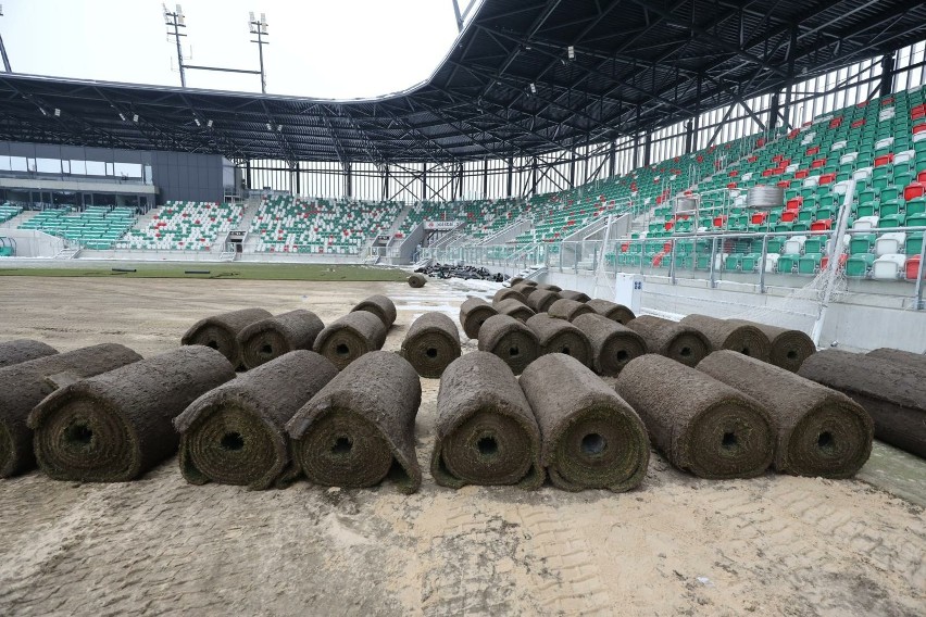 Na stadionie w Sosnowcu trwa wymiana murawy....