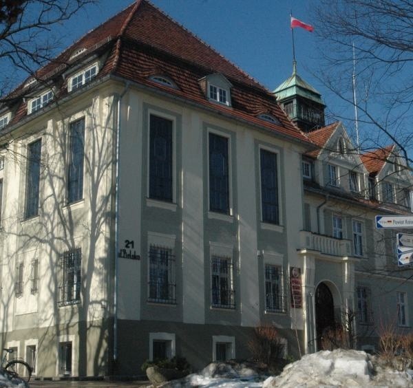 Przez lata zabytkowy budynek urzędu w Oleśnie straszył wyglądem. Starosta dogadał się w końcu z burmistrzem i starostwo z gminą odnowili wreszcie wspólną siedzibę.