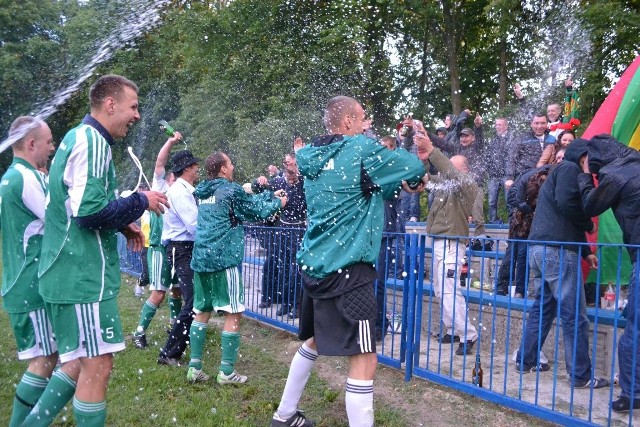 Tak piłkarze Jodły Jedlnia Letnisko cieszyli się z awansu po zwycięstwie 2:1 nad rezerwami Energii Kozienic Janikowa.