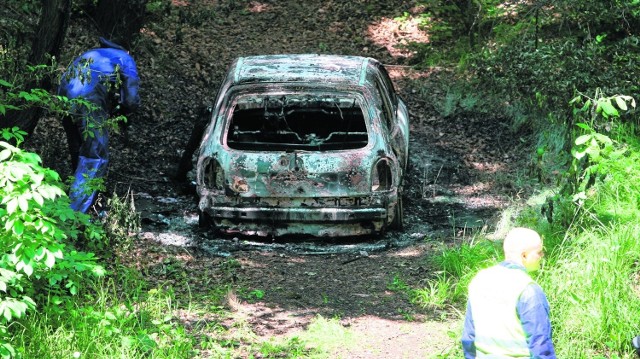 Spalone auto zauważył podróżujący pociągiem pasażer, który zawiadomił straż pożarną. W środku znaleziono zwłoki mężczyzny