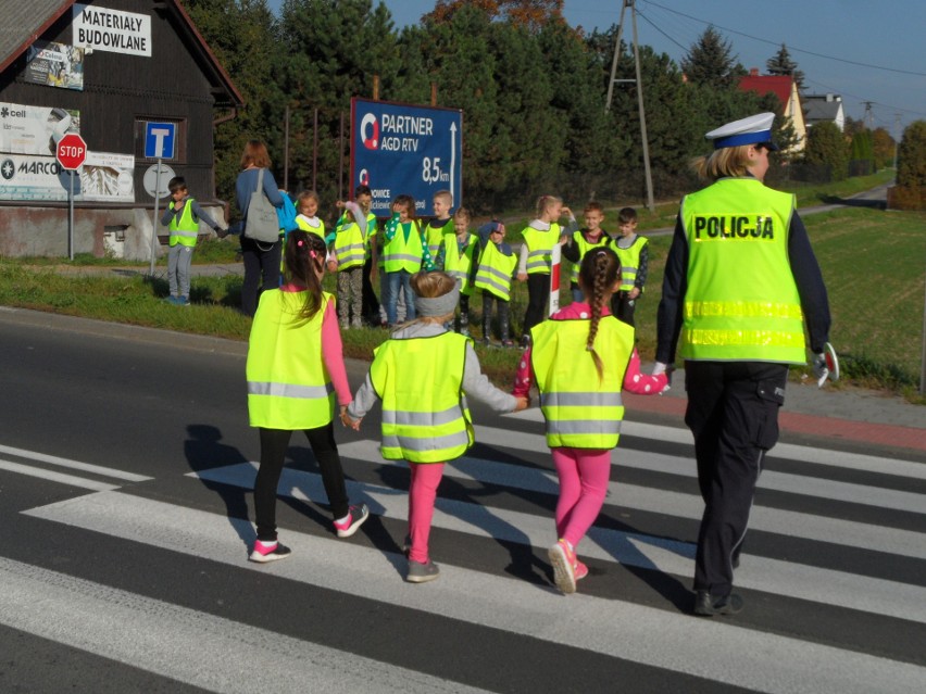 „Odblaskowa Szkoła” w Barwałdzie Średnim. Dzieci uczyły się zasad bezpieczeństwa pod okiem policjantki
