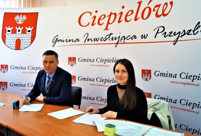 Umowa podpisana została w ostatni poniedziałek, 26 kwietnia. Na zdjęciu Artur Szewczyk - wójt Ciepielowa i Edyta Kępińska z firmy DEKA.