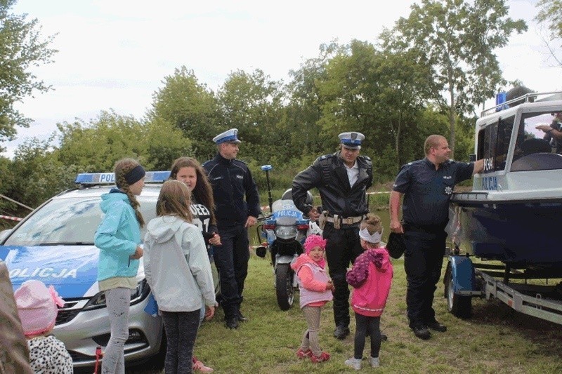 Radziejowski policjanci na wakacjach! Na festynach i piknikach propagują bezpieczny wypoczynek. Tak było w Smarglinie