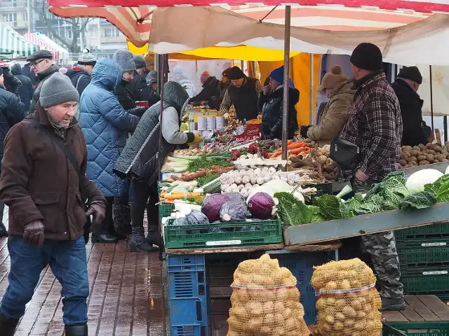 Łodzianie uwielbiają zakupy na Bałuckim rynku, a pogoda nie jest w stanie ich odstraszyć.