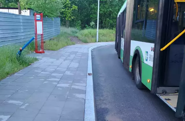 Na pętli autobusowej na Jaroszówce zginął mężczyzna wysiadający z autobusu. Jego noga zaklinowała się w drzwiach. W miejscu tragedii ktoś postawił znicze
