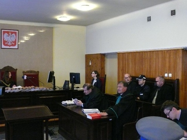 W poniedziałek rozpoczął się proces przeciwko prezydentowi Starachowic, urzędniczce i przedsiębiorcy z gminy Pawłów.
