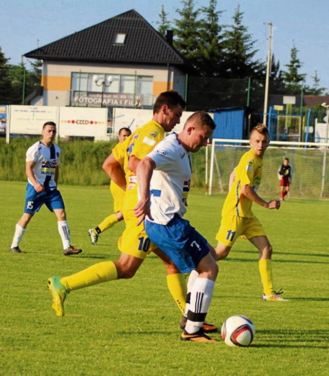 Piłkarze Kolejarza (żółte stroje) wierzą, że wyprzedzą Helenę