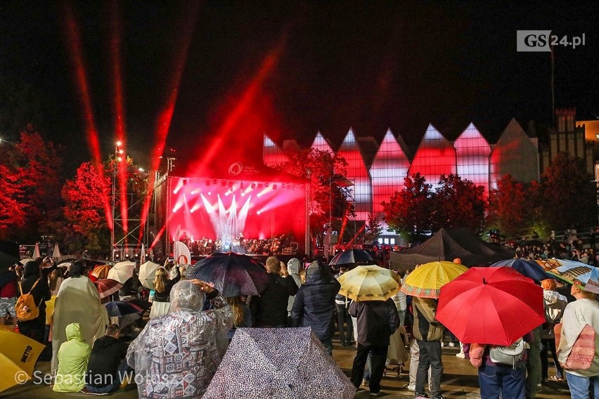 "Sierpniowe Przełomy" zabrzmiały w deszczu. Koncert na pl. Solidarności 