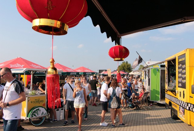 Przy ulicy Portowej w Grudziądzu w weekend  trwa V Festiwal Smaków Food Trucków. Jeszcze dziś - niedziela - jest okazja do skosztowania unikatowych dań serwowanych z samochodów. Festiwal potrwa do niedzieli, do godz. 20