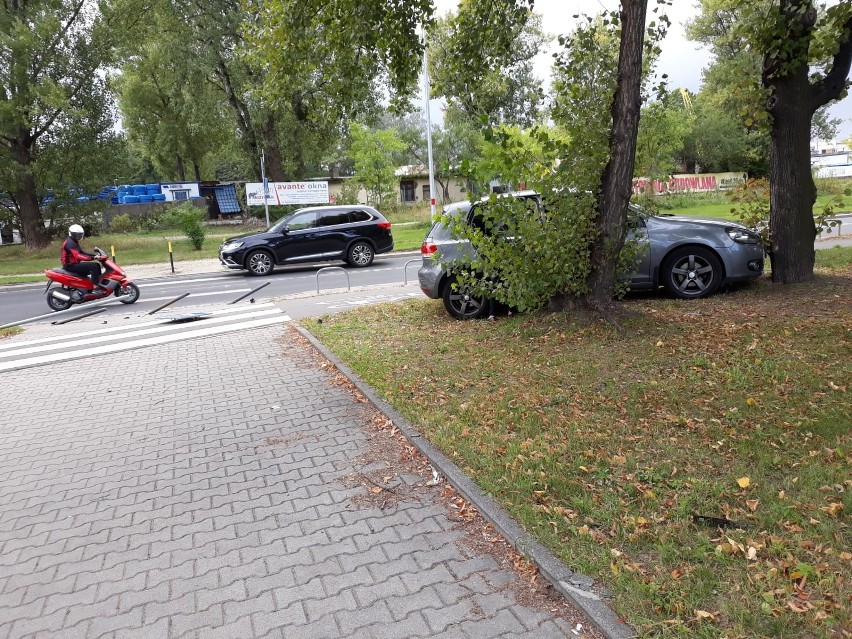 Wypadek przy Biedronce. Kobieta wyjeżdżała z parkingu (ZDJĘCIA)