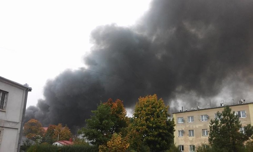 Wielki pożar w Kluczach. Płonęła hala pełna śmieci przy ul. Osada