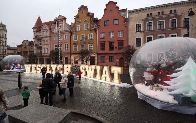 Mimo niesprzyjającej aury grudziądzanie w święta chętnie odwiedzają Rynek. Tegoroczne dekoracje świąteczne zachwycają.