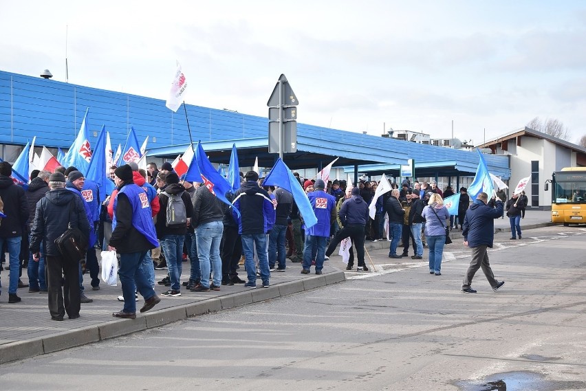 Protest pod zakładem IP Kwidzyn. Związkowcy domagają się podwyżek. Przed bramą zgromadziło się ok 400 osób [ZDJĘCIA]