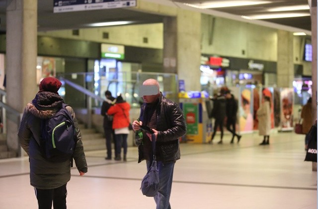 Katowice. Brak maseczek w pociągach i na dworcach kolejowych. Zobacz kolejne zdjęcia. Przesuwaj zdjęcia w prawo - naciśnij strzałkę lub przycisk NASTĘPNE