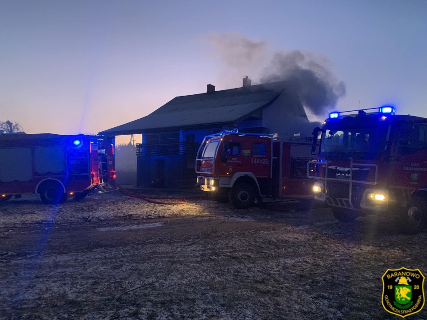 Pożar domu w Ziomku gm. Baranowo, 21.12.2021. Zdjęcia