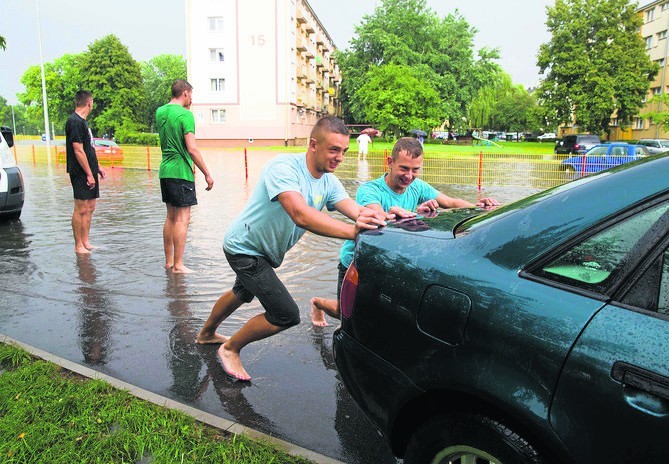 Żeby wyciągnąć swoje auta z wody, mieszkańcy musieli sobie...