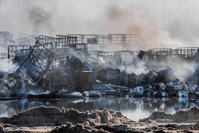 O olbrzymim nielegalnym składowisku chemicznych odpadów przy ulicy Perłowej w Nowinach cała Polska usłyszała w kwietniu bieżącego roku, gdy wybuchł tam pożar. Akcja gaśnicza trwała kilka dni - do wody i powietrza przedostały się olbrzymie ilości toksyn.