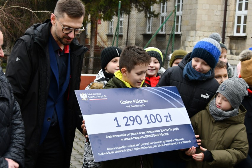 Gmina Pińczów dostała na boisko szkolne i strzelnicę prawie 1,3 miliona złotych