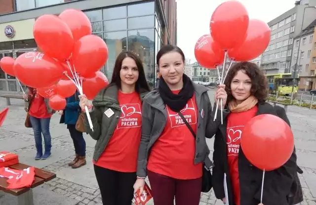 Szlachetna Paczka 2013 - ruszyła akcjaWolontariusze zachęcali dziś przechodniów na ulicach Opola, by wsparli potrzebujące rodziny. Ich baza jest już dostępna w internecie.
