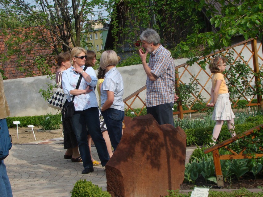 Proszowice. 10 lat temu w ogrodzie biblijnym odsłonięto rzeźby Karola Badyny [ZDJĘCIA]