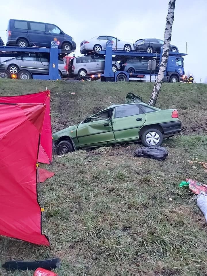 Sztabin. Wypadek śmiertelny na DK 8. Zderzenie opla z ciężarówką. Nie żyje kierowca osobówki 