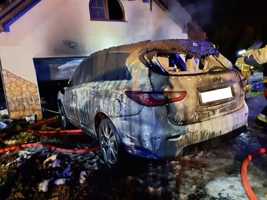 Pożar w Woliczce koło Rzeszowa. W przydomowym garażu spłonęły dwa samochody. W budynku nie było lokatorów [ZDJĘCIA]