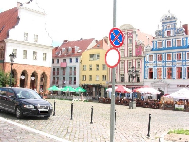 Rynek Sienny z nielegalnego parkingu zmienił się w spory obszar wolnego miejsca.