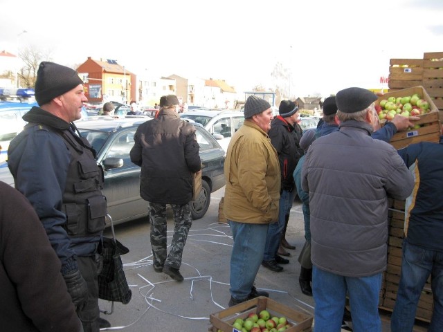 Wydawanie jabłek w Starachowicach nadzorowali dwaj strażnicy Straży Miejskiej.