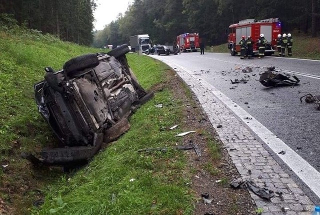 W niedzielę, około godz. 11 w miejscowości Rybniki (pow. białostocki) doszło do wypadku. Według wstępnych ustaleń kierująca pojazdem Marki volvo jechała od strony  Białegostoku w kierunku Augustowa. Z nieznanych przyczyn kierująca  zjechała na przeciwległy pas ruchu i zderzyła się z jadącym z naprzeciwka pojazdem- również marki volvo.