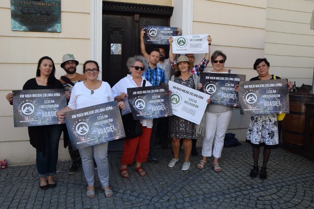 Przedstawiciele Ruchu Miejskiego Zielona Góra z plakatami wyborczymi swego komitetu