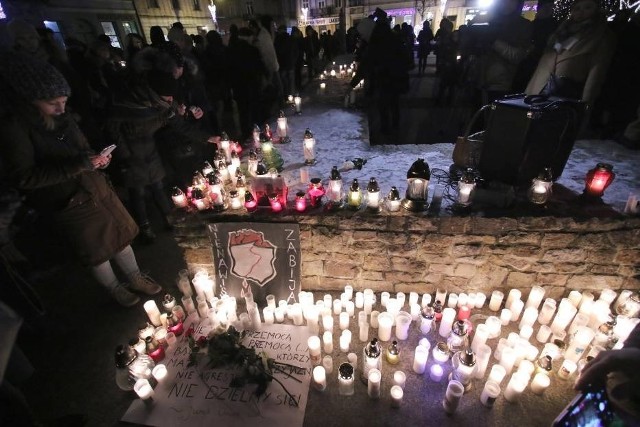 Wielka radość z rekordowej zbiórki na 27. Finale Wielkiej Orkiestry Świątecznej Pomocy nie trwała długo. Tragedia w Gdańsku i informacja o śmierci prezydenta Pawła Adamowicza, ugodzonego nożem na scenie WOŚP wstrząsnęła światem. Jurek Owsiak zrezygnował z funkcji prezesa fundacji Wielkiej Orkiestry Świątecznej Pomocy. Decyzję podjął w poniedziałek po śmierci prezydenta Gdańska.Po druzgocącej wiadomości w 55 sztabach w województwie świętokrzyskim do późnych godzin nocnych liczono pieniądze zebrane do puszek i podczas licytacji fantów. W tym roku w regionie rekord został pobity.  W całym regionie przekroczono kwotę 2 milionów 125 tysięcy. Magiczną, rekordową sumę osiągnęła też sama fundacja. Dodając kwotę uzbieraną podczas 27. Finału, do wcześniejszych edycji Wielkiej Orkiestry Świątecznej Pomocy, w sumie uzbierała miliard złotych.W całym Świętokrzyskiemu kwestowało około cztery tysięcy wolontariuszy , w regionie radomskim - ponad tysiąc.>>> ZOBACZ WIĘCEJ NA KOLEJNYCH ZDJĘCIACH 