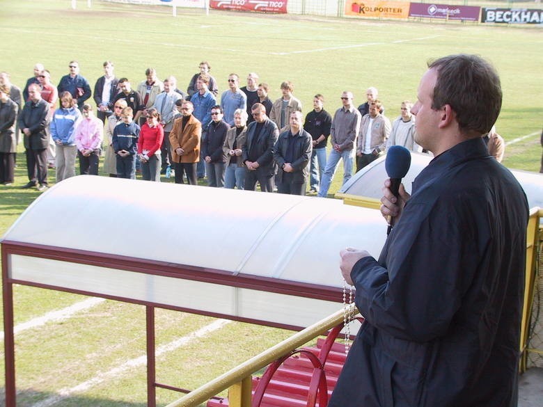 Piłkarze, trenerzy i kibice Korony Kielce modlili się 19 lat temu po śmierci Jana Pawła II. Ze stadionu przeszli pod pomnik papieża 