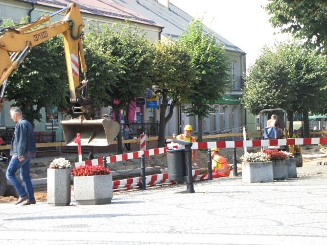 Przebudowa Rynku Zygmunta Augusta zakończy się już niedługo. Póki co, w rejonie przebudowywanej uliczki występują utrudnienia w ruchu.