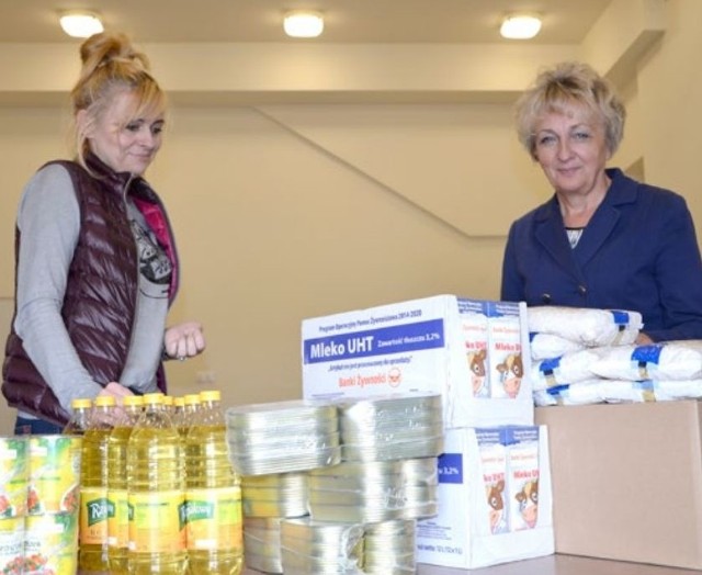 Członkowie stowarzyszenia i pracownicy Gminnego Ośrodka Pomocy Społecznej w Górnie podczas wydawania żywności.